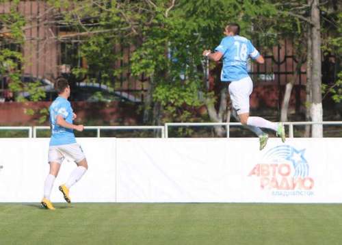 Jahovic jumps to celebrate a goal; photo: Krylia Sovetov